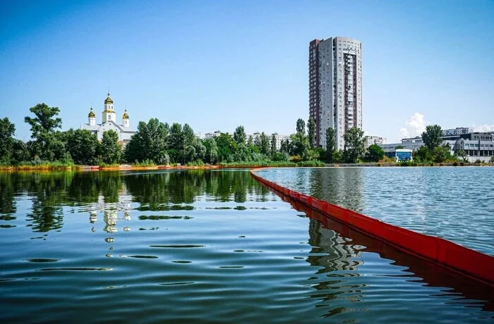 Забруднення Кирилівського озера після обстрілу РФ: обсяг нафти вдалося суттєво зменшити