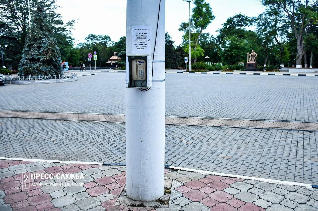 В окупованому Криму через масштабні збої в мобільних мережах почали встановлювати таксофони