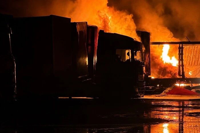 Російський дрон влучив у пошту та АЗС у Сумах і спричинив загибель людей