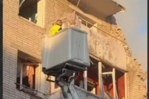 Львів: під завалами будинку залишаються люди, триває рятувальна операція (відео)