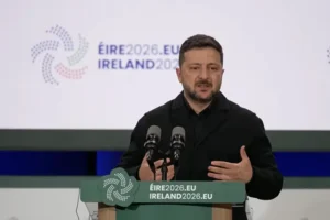 Зеленський попередив про масований обстріл і терміново повертається в Україну