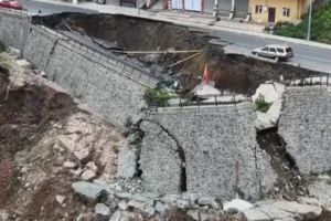 У турецькому Різе обвалилася ділянка дороги, евакуйовано житлові будинки
