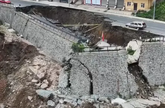 У турецькому Різе обвалилася ділянка дороги, евакуйовано житлові будинки