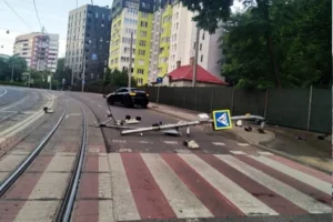 У Львові водій Porsche збив світлофор та пішки втік із місця аварії