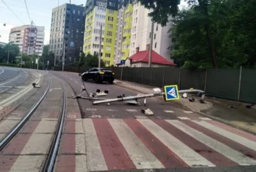У Львові водій Porsche збив світлофор та пішки втік із місця аварії