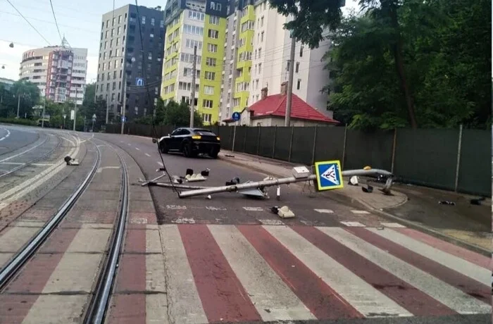 У Львові водій Porsche збив світлофор та пішки втік із місця аварії