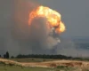 У Донецьку палає та детонує великий склад боєприпасів окупантів