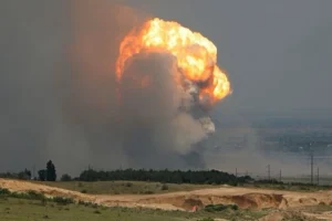 У Донецьку палає та детонує великий склад боєприпасів окупантів