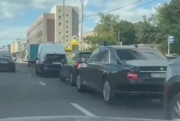 Паливна криза дісталася еліти: у Москві помітили урядові «Ауруси» біля АЗС (відео)