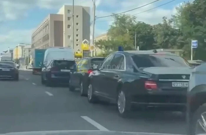 Паливна криза дісталася еліти: у Москві помітили урядові «Ауруси» біля АЗС (відео)