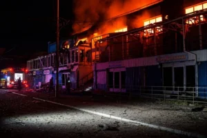 Масштабна пожежа охопила торговий центр у Запоріжжі після удару РФ (фото)