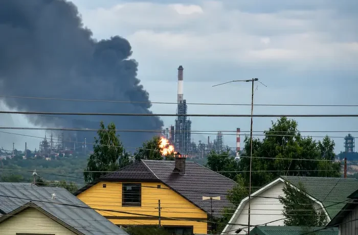 Дрони вразили один із найстаріших НПЗ Росії: чим особливий цей завод