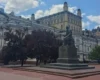 «Війна закінчилася?»: зняття захисту з пам’ятників у столиці збурило мережу