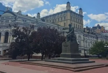 «Війна закінчилася?»: зняття захисту з пам’ятників у столиці збурило мережу
