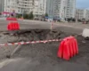 Величезна вирва на дорозі: наслідки російського удару в Дарницькому районі