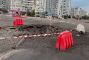 Величезна вирва на дорозі: наслідки російського удару в Дарницькому районі