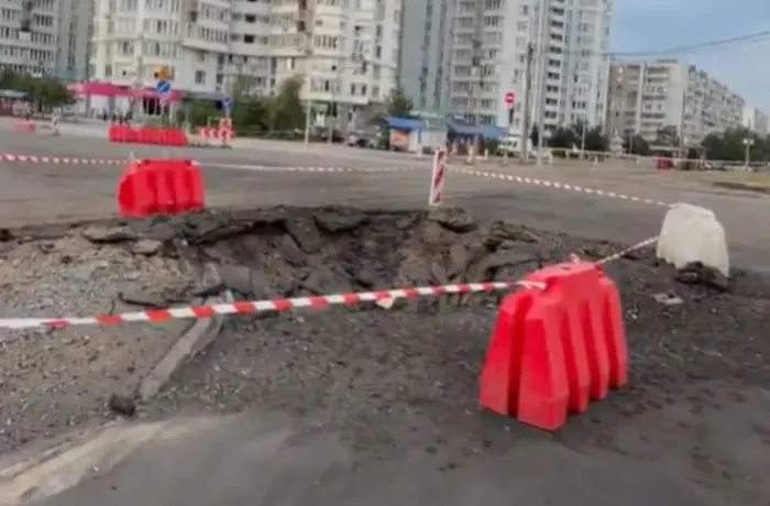 Величезна вирва на дорозі: наслідки російського удару в Дарницькому районі