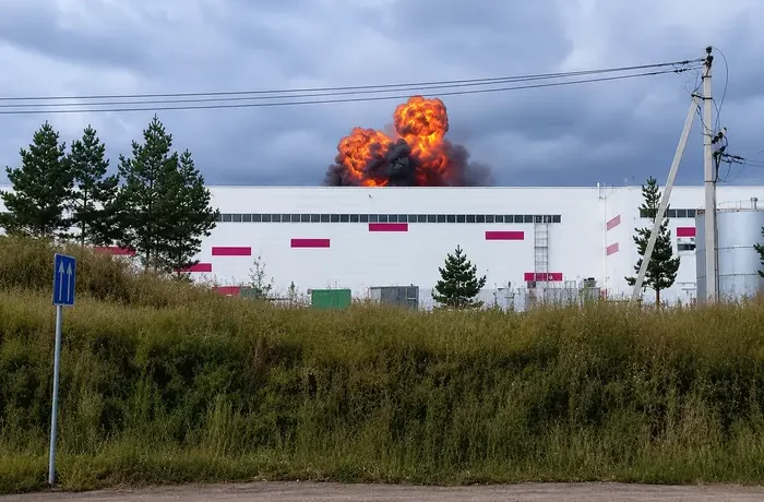 Безпілотники уразили склад Wildberries за 1400 км від України (відео)