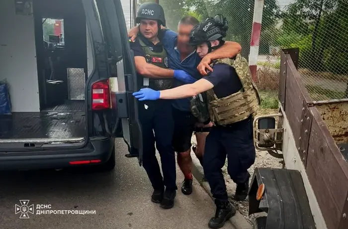 На Дніпропетровщині через атаку РФ постраждали рятувальники (фото)