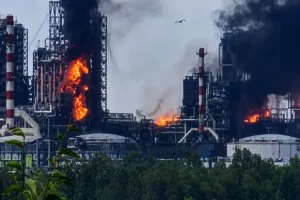 «Немає жодного недосяжного НПЗ». Зеленський підбив підсумки далекобійних ударів