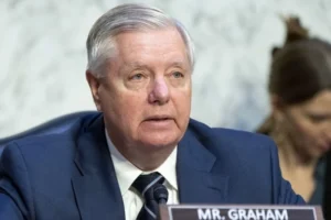 «Я не можу зараз померти»: Axios описав останні години життя сенатора Грема