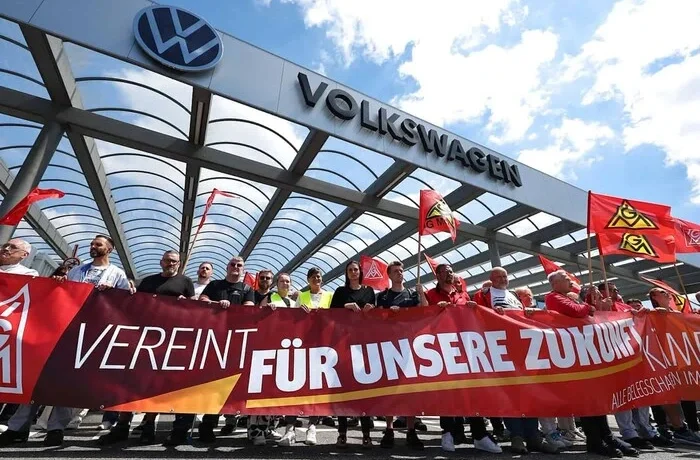 Працівники Volkswagen протестують проти звільнення 100 тисяч осіб