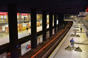 Українець паралізував роботу метро у столиці Польщі: його депортували