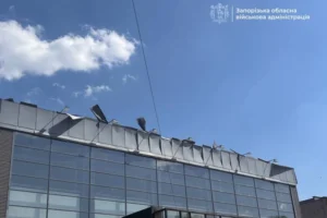 Запоріжжя: на відео потрапив момент удару по фітнес-центру