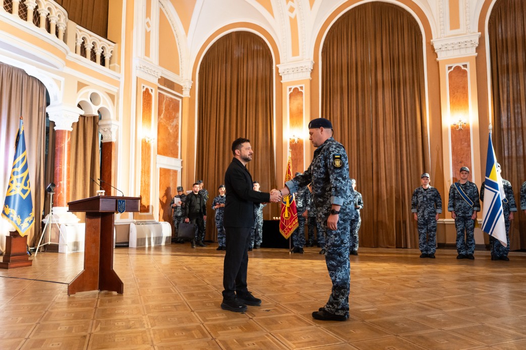 Президент зустрівся з воїнами ВМС та відзначив їх держнагородами фото 1