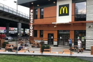 McDonald’s з початку липня змінює структуру роботи в Україні