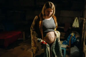 «Ми повинні давати нове життя»: як війна змінила вагітність і пологи в Україні