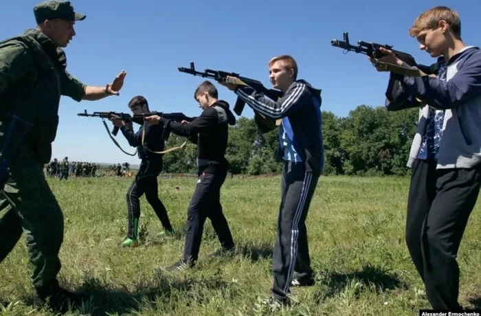 Окупанти почали готувати школярів Луганщини до війни