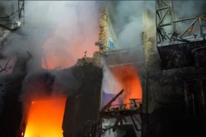 Удар по Запоріжжю перетворив житловий будинок на вогняну пастку (фото)