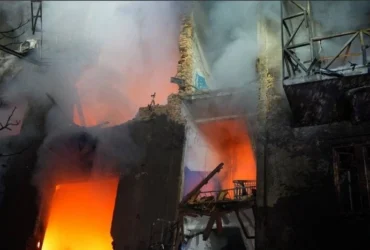 Удар по Запоріжжю перетворив житловий будинок на вогняну пастку (фото)