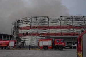 Вигоріло 100 тис. кв. м: на Київщині ліквідовано масштабну пожежу після атаки РФ