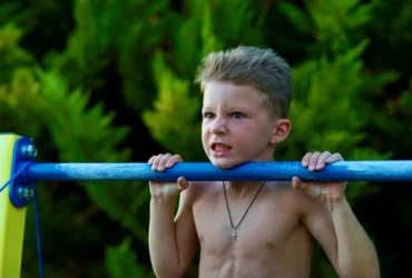 Юний рекордсмен. Семирічний українець зробив 250 підйомів переворотом на перекладині
