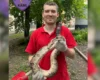 У Києві зоозахисники зняли з дерева екзотичну змію (відео)