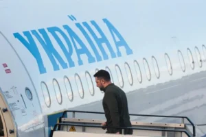 Зеленський на чолі української делегації прибув до Парижа