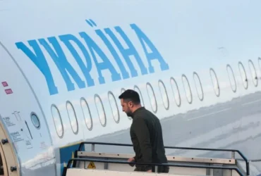 Зеленський на чолі української делегації прибув до Парижа