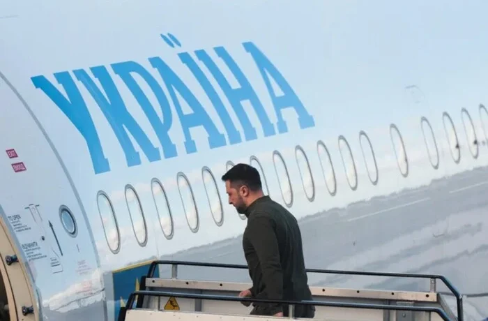 Зеленський на чолі української делегації прибув до Парижа
