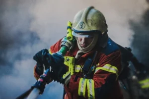 З-під руїн у Слатиному сусіди врятували матір з дитиною: деталі удару РФ