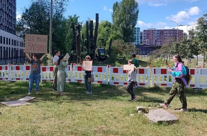 Знищення парку заради тепломагістралі: на Теремках кияни протестують проти вирубки 600 дерев