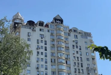 У Голосіївському районі через атаку РФ згоріло три поверхи будинку