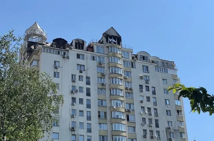 У Голосіївському районі через атаку РФ згоріло три поверхи будинку