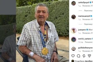 Зворушливе відео: іспанець Порро вручив дідусю медаль чемпіона світу з футболу