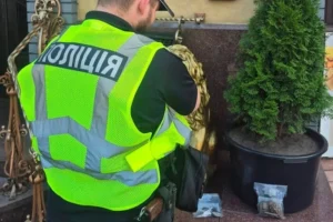У Києві невідомі залишили біля ресторану куртку з гранатами