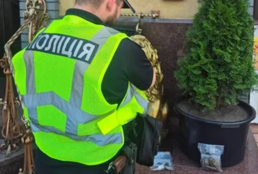 У Києві невідомі залишили біля ресторану куртку з гранатами