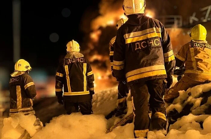 Після удару РФ балістикою по Києву вирує декілька пожеж
