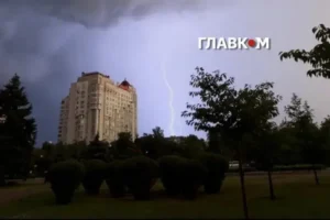 Негода не відступає: які області накриють грози та шквали 10 липня