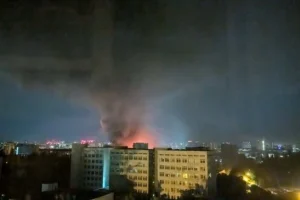 Рятувальники дістають людей із вогню: ДСНС показала руйнування в Києві (фото)